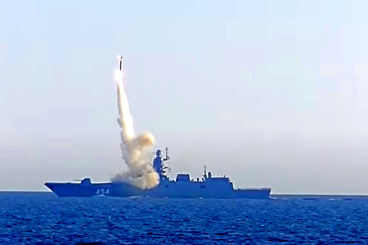 Черноморский флот отражает в Севастополе атаку надводных беспилотников