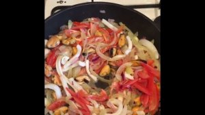 Как мгновенно приготовить яичную лапшу. Яичная лапша с мясом мидий и кальмаров в соуса пад-такой.