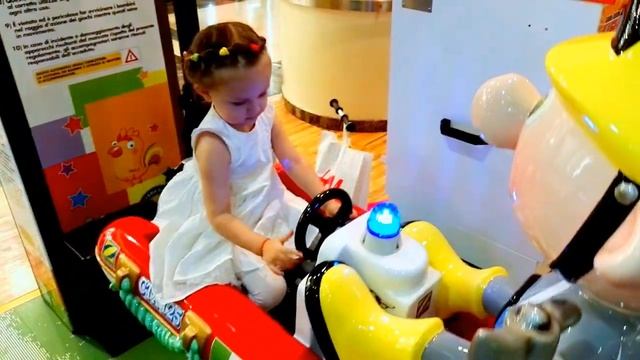 Платья и очки кошечки для Амалии,гуляем в торговом центре,качели и сюрпризы смотреть онлайн