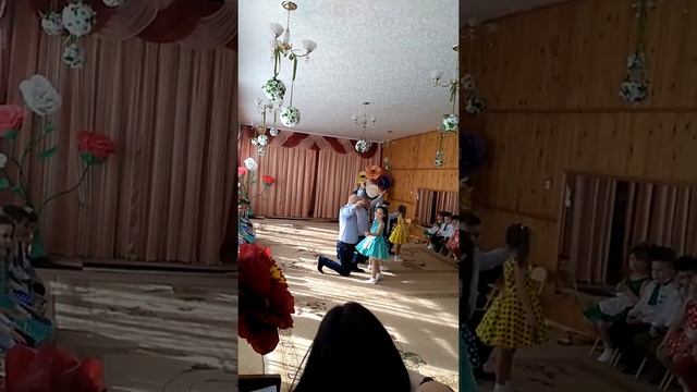 танец папочки и дочки.Мирра и папа любовь.mp4