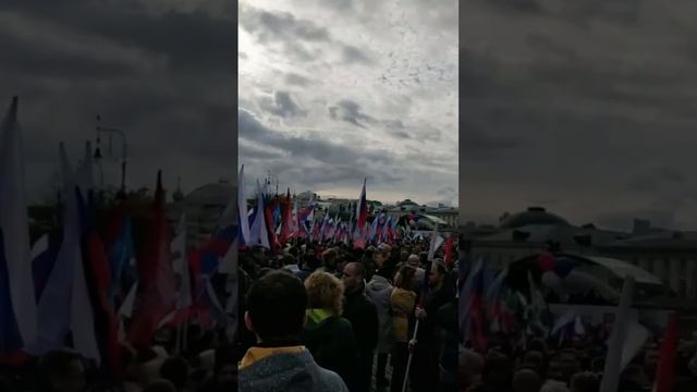 На Манежной площади проходит согласованная патриотическая акция «Своих не бросаем»