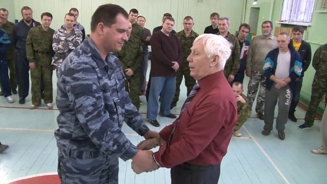 А. А. Кадочников - Освобождение от захвата за обе руки. Четверть силы. Рычаги разного рода. смотреть онлайн