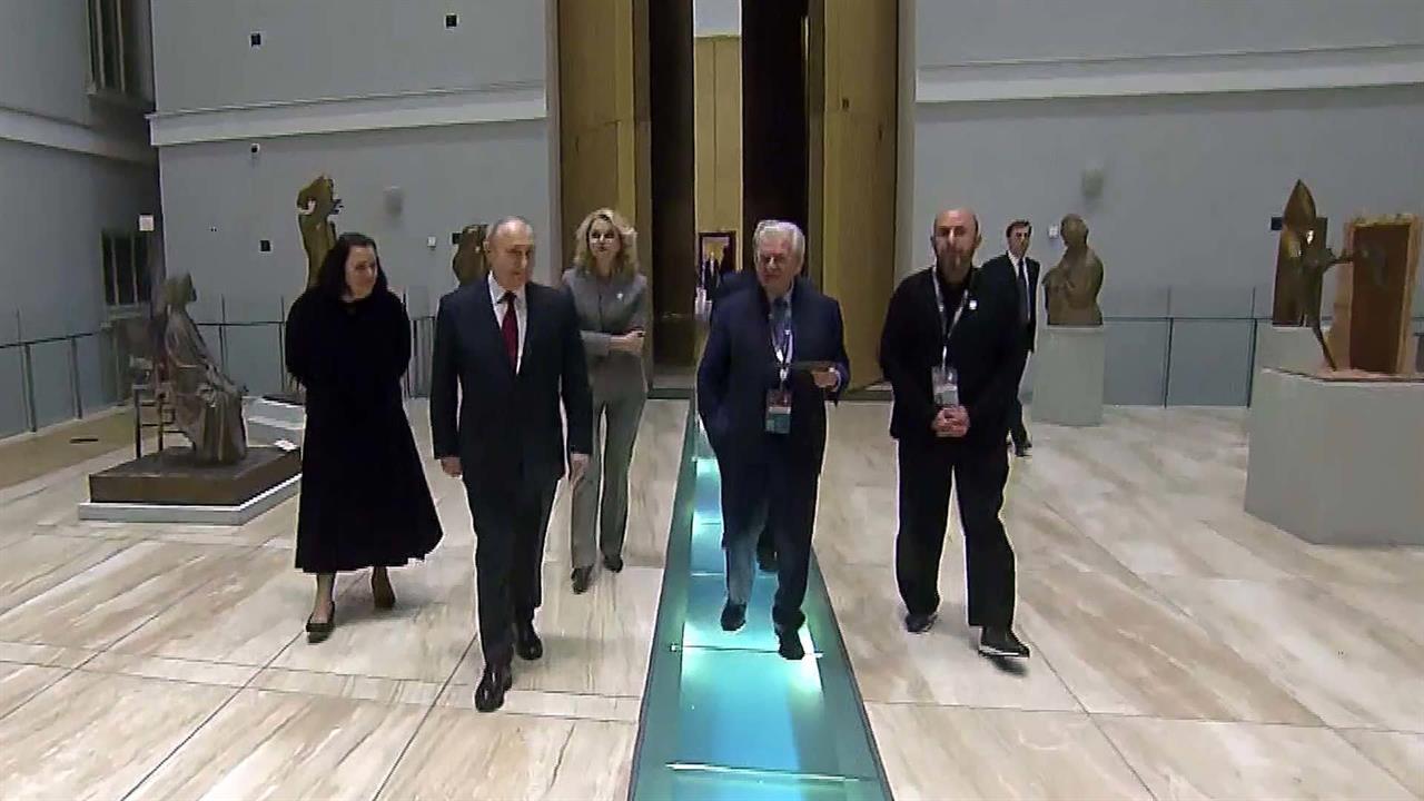 Владимир Путин осмотрел экспонаты в Главном штабе Эрмитажа