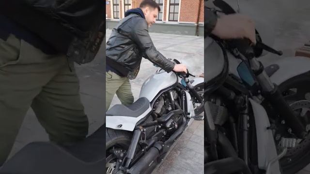 настоящий гонщик на Harley-Davidson V-Rod