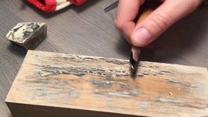 Правка инструмента для резьбы по дереву.