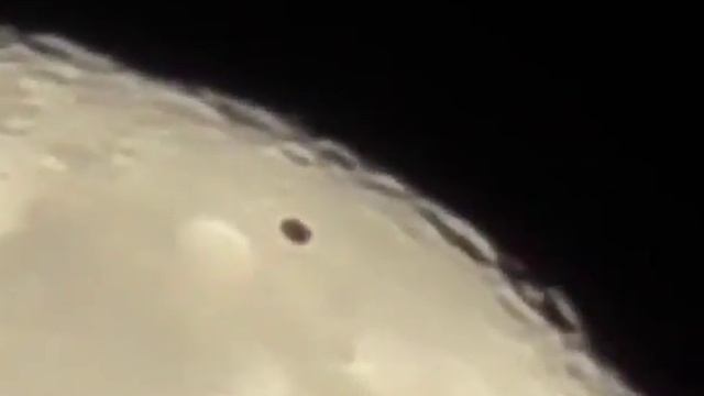 Черный НЛО пролетел на фоне Луны смотреть онлайн