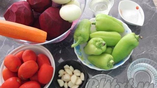 Салат из свеклы, моркови, перцев и помидоров на зиму