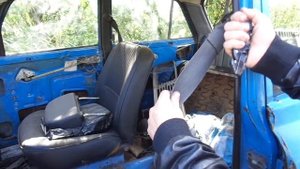 Нож со стеклобоем и стропорезом, тестирую на машине. Смотреть до конца.