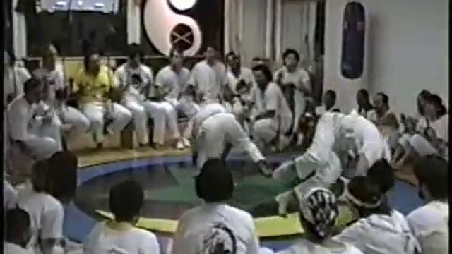 capoeira- Mestre Lincoln plays Mestre Ombrinho смотреть онлайн