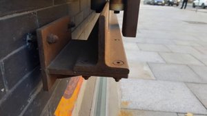 Обзор. Стальные раздвижные ставни ресторана.