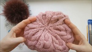 Как связать шапку спицами. Шапка спицами с королевскими косами  - экспресс МК. Вязание спицами.