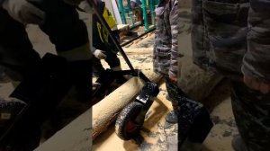 Тележка для бревна , бревно одной рукой