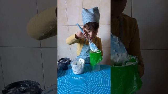 маленький повар готовить творожные сырки... пожалуйста подписывайтесь и подерживайтес смотреть онлайн