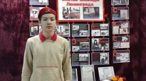 Юнармеец Владислав Родионов участвует в акции "Лента памяти" и читает стихотворение Ольги Берггольц