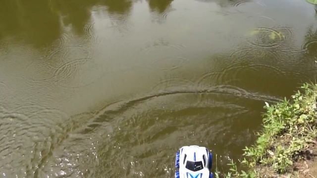 МАШИНА УМЕЕТ ПЛАВАТЬ - радиоуправляемые машинки - Silverlit Aqua Cyclone