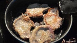 Свиные отбивные с яблоками и луком