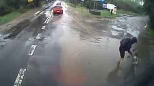 Падение с велосипеда в лужу.