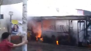 Пожарные тушат автобус у ж/д вокзала Миасса. 21.05.2016