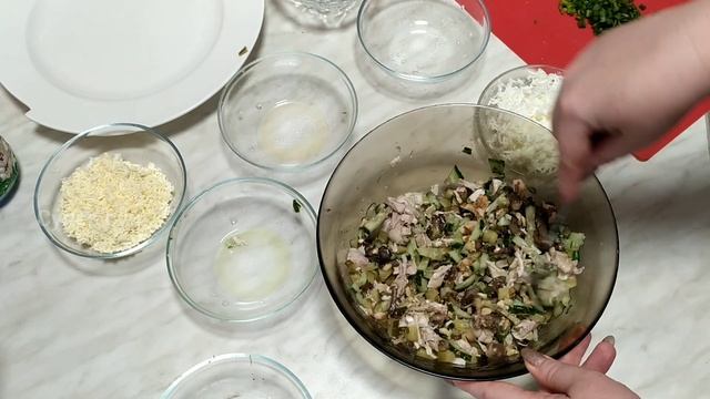 Праздничный салат "Вечерняя шляпка" очень лёгкий и вкусный. Салат на праздничный стол. смотреть онлайн