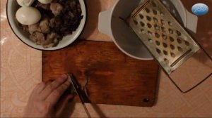 Салат из куриных желудков с грибами.