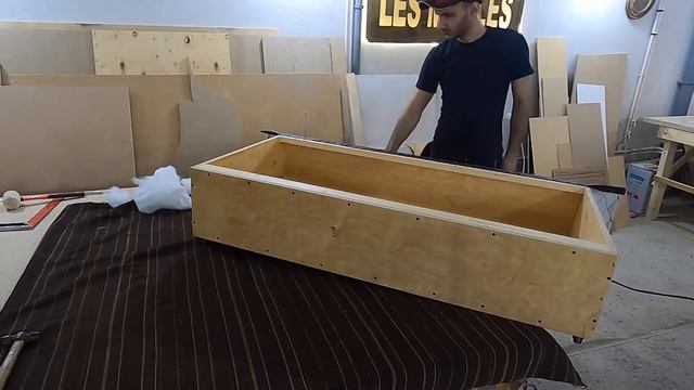 DIY Диван Монарх) часть 2, обивка поролоном, обивка тканью, сборка смотреть онлайн