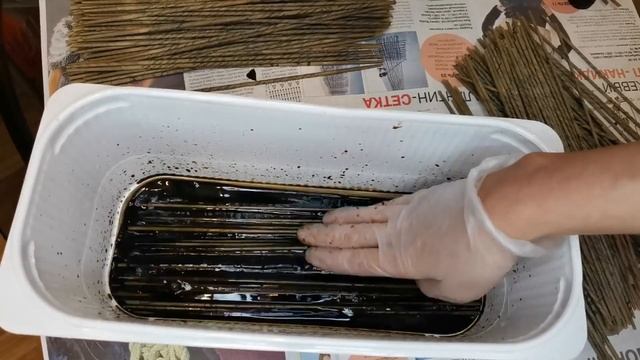 Красим трубочки с газетным принтом в стиль,, опшарпэ,,. Как окрасить газетные трубочки.