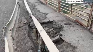 Последствия прилета в районе Антоновского моста в Херсоне.