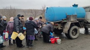 16.12.2022-ЖИТЕЛЯМ ПГТ.ХРУСТАЛЬНОЕ БЫЛ ОРГАНИЗОВАН ПОДВОЗ ВОДЫ