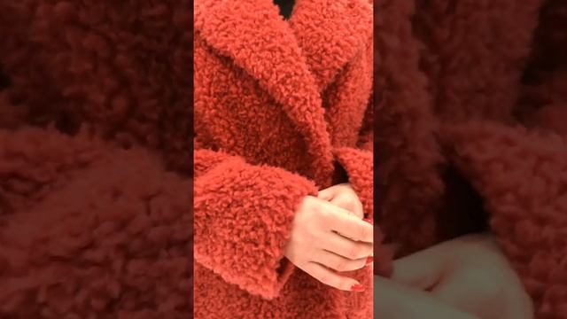 Яркое красное пальто