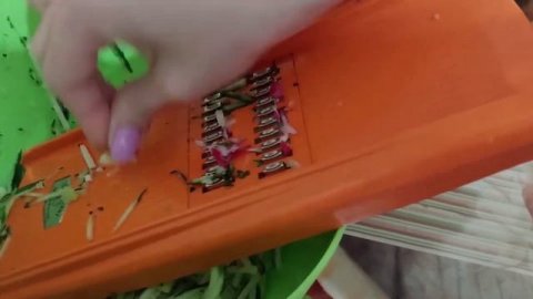 Окрошка на кефире и минеральной воде. Запомните этот рецепт и быстрее готовьте.