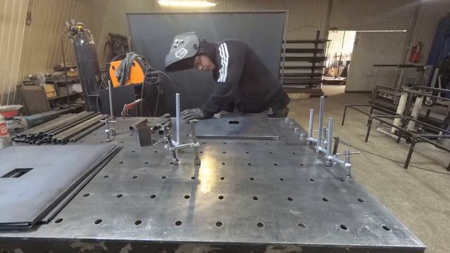 ОБЗОР СВАРОЧНОГО СТОЛА РЕАЛЬНЫМ МАСТЕРОМ | Сварщик варит подстолье на сварочном столе смотреть онлайн