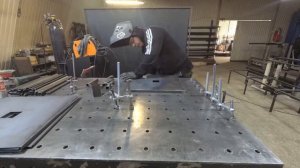 ОБЗОР СВАРОЧНОГО СТОЛА РЕАЛЬНЫМ МАСТЕРОМ | Сварщик варит подстолье на сварочном столе