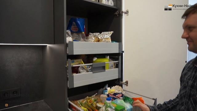 БОЛЬШАЯ и ВЫСОКАЯ кухня с антресолями в гостиной | Обзор нюансов | Эксклюзив. смотреть онлайн