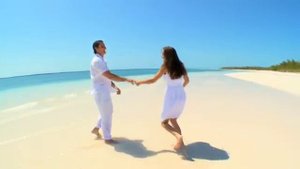 Влюбленная пара на берегу моря (Клип)