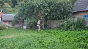 Наводим порядки во дворе около дома. Выкидываем ненужные вещи, хлам, мусор. Косим траву. Серия 14