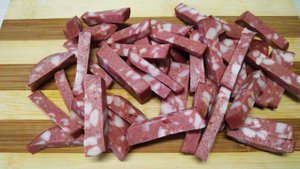 Салат из яиц и копчёной колбасой