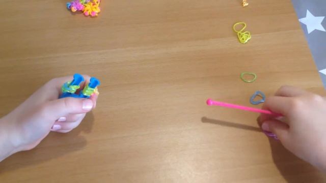 Цветочек брелок из резинок на рогатке