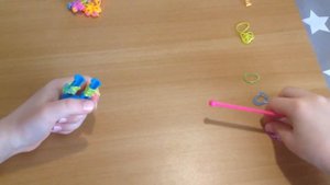 Цветочек брелок из резинок на рогатке