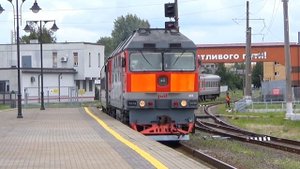 Прибытие ТЭП70-0518 с пассажирским поездом на станцию Калининград Пассажирский
