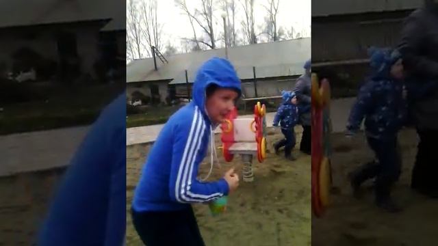 Дети качаются на качеле и пьют фанту смотреть онлайн