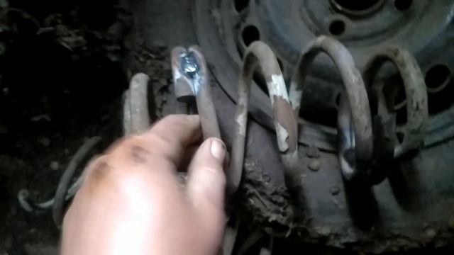 Ужасный колхоз, слабонервным не смотреть. Варим пружину подвески. смотреть онлайн