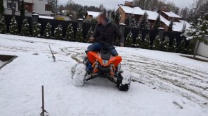 Катаем маму и папу на тюбинге!!! Неожиданно выпал снег.