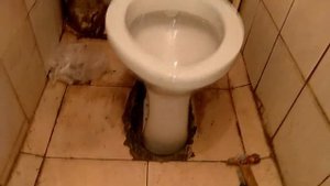 Врос в пол на 5 см...Сложная замена унитаза на чугунной канализации.