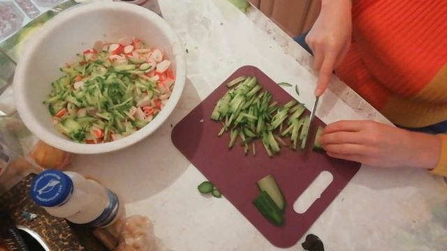 Готовлю салат и отбивные. смотреть онлайн