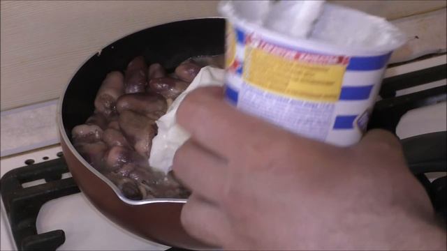 Куриные сердечки в сметанно-чесночном соусе