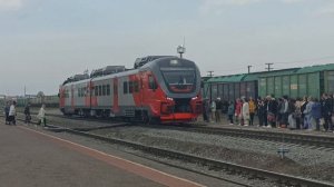 Рельсовый автобус РА3-034 и тепловоз ТЭП70-0083