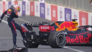 Ф-1 // Макс Ферстаппен разбил болид, лидируя за четыре круга до финиша на Гран-при Азербайджана.