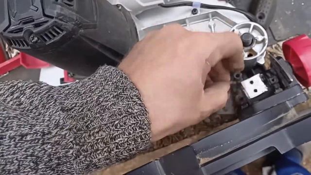 ЗУБР ЗПТ-210-1400 Л. Ремонт ограничителя торцовочной пилы смотреть онлайн