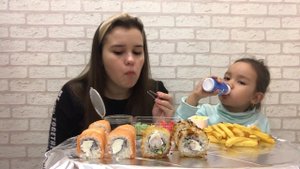 MUKBANG ? с Дочкой ? / Роллы ? / картошка фри ? / сырный соус ? / mukbang / docha / rolls ?...