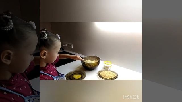 Мясные котлеты. Настенька готовит мясные котлетки.
